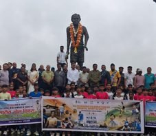राजनांदगांव: राष्ट्रीय खेल दिवस- मेजर ध्यानचंद की प्रतिमा पर महापौर ने किया माल्यार्पण…