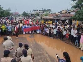 राजनांदगांव: गठुला रोड से भेड़ीकला तक बदहाल मार्ग को लेकर फूटा आक्रोश, प्रशासन से कई बार लगा चुके हैं गुहार, नहीं हुआ निर्माण, ग्रामीणों और छात्रों ने किया चक्काजाम…