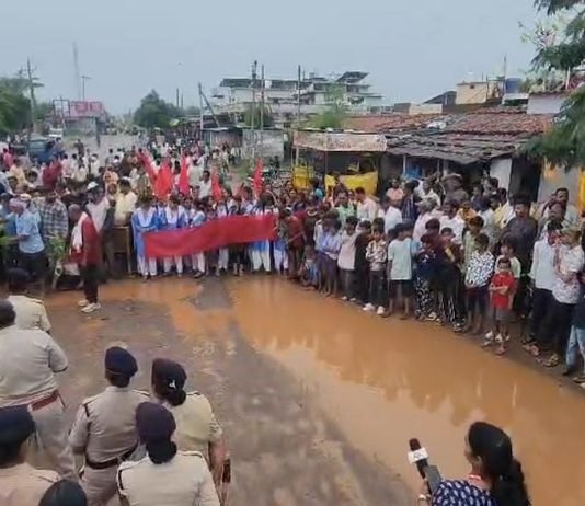 राजनांदगांव: गठुला रोड से भेड़ीकला तक बदहाल मार्ग को लेकर फूटा आक्रोश, प्रशासन से कई बार लगा चुके हैं गुहार, नहीं हुआ निर्माण, ग्रामीणों और छात्रों ने किया चक्काजाम…