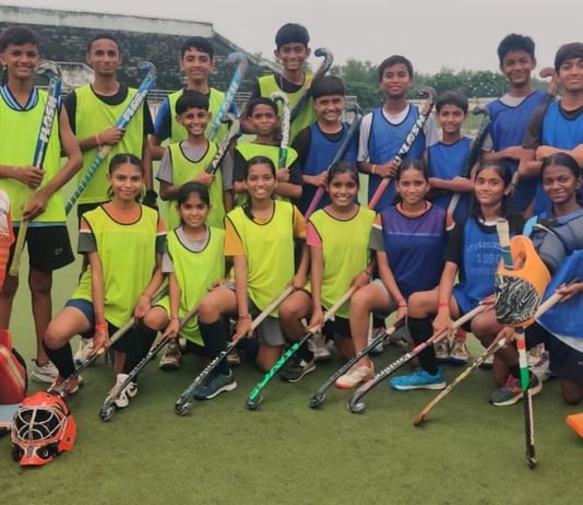 राजनांदगांव: पटरी पार के खिलाड़ियों ने अंतर्राष्ट्रीय हॉकी स्टेडियम में हॉकी मैच खेलकर मनाया खेल दिवस…