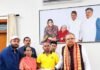 राजनांदगांव: गौ माता की रक्षा करते हुए वीरगति प्राप्त संदीप साहू के परिवार को डॉ. रमन सिंह ने प्रदान की आर्थिक सहायता राशि…