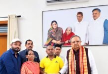 राजनांदगांव: गौ माता की रक्षा करते हुए वीरगति प्राप्त संदीप साहू के परिवार को डॉ. रमन सिंह ने प्रदान की आर्थिक सहायता राशि…