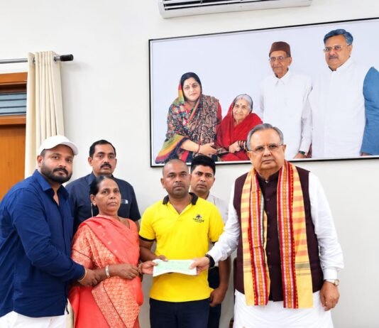 राजनांदगांव: गौ माता की रक्षा करते हुए वीरगति प्राप्त संदीप साहू के परिवार को डॉ. रमन सिंह ने प्रदान की आर्थिक सहायता राशि…