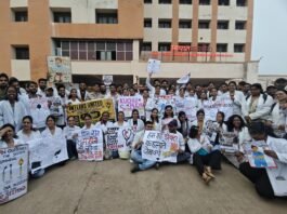 राजनांदगांव: जीएमसी राजनांदगांव में इंटर्न डॉक्टरों की हड़ताल का चौथा दिन, बाइक रैली निकालकर जताई एकजुटता…