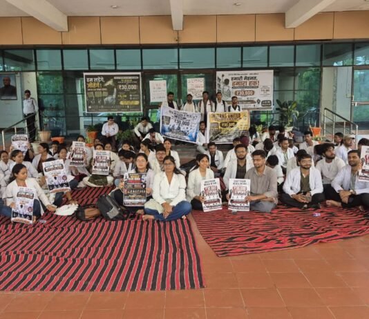 राजनांदगांव में इंटर्न डॉक्टरों की हड़ताल का पांचवां दिन, 128 डॉक्टर लगातार आंदोलन में…