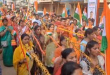राजनांदगांव : देश भक्ति के जोश के साथ राष्ट्रगीत राष्ट्रगान हुआ तिरंगा कावड़ यात्रा में डॉ रमन सिंह ने किया स्वागत…