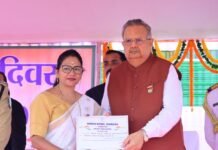 राजनांदगांव: जिला स्तरीय स्वतंत्रता दिवस समारोह में दिव्यांगजन कल्याण में उल्लेखनीय कार्य के लिए उप संचालक वैशाली मरडवार सम्मानित…