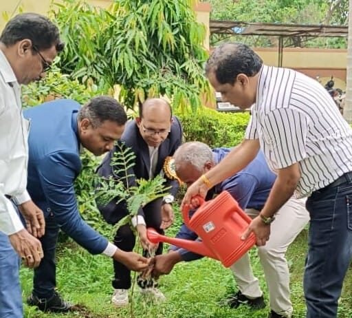 राजनांदगांव: क्षेत्रीय प्रशासनिक भवन प्रांगण में मुख्य अभियंता एच. के. मेश्राम ने अधिकारियों के साथ वृक्षारोपण कर लिया सुरक्षा का संकल्प…