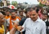 राजनांदगांव: छह माह से सड़क बदहाल, ग्रामीणों ने किया चक्काजाम; महापौर मधुसूदन यादव की समझाइश के बाद समाप्त हुआ आंदोलन…