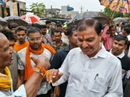 राजनांदगांव: छह माह से सड़क बदहाल, ग्रामीणों ने किया चक्काजाम; महापौर मधुसूदन यादव की समझाइश के बाद समाप्त हुआ आंदोलन…