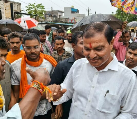 राजनांदगांव: छह माह से सड़क बदहाल, ग्रामीणों ने किया चक्काजाम; महापौर मधुसूदन यादव की समझाइश के बाद समाप्त हुआ आंदोलन…