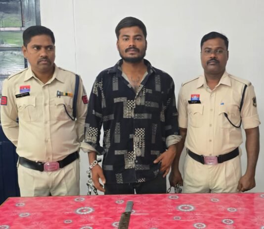 राजनांदगांव: चिखली शराब भट्ठी के पास चाकू लहराकर दहशत फैलाने वाला युवक गिरफ्तार…