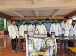 राजनांदगांव: इंटर्न डॉक्टरों की हड़ताल का 14वां दिन, चाय बेचकर जताया विरोध…