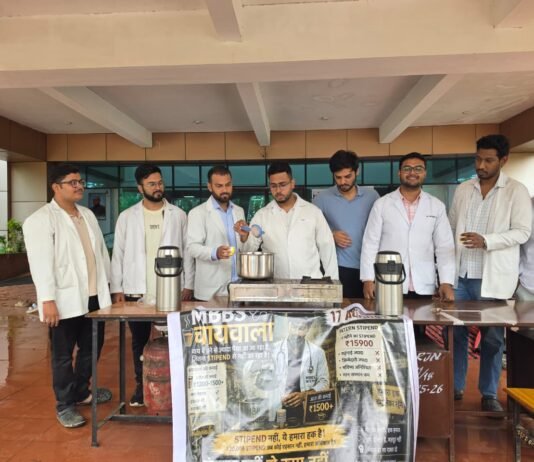 राजनांदगांव: इंटर्न डॉक्टरों की हड़ताल का 14वां दिन, चाय बेचकर जताया विरोध…