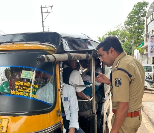 राजनांदगांव: स्कूली बच्चों की सुरक्षा को लेकर ट्रैफिक पुलिस अलर्ट, ऑटो चालकों को दी सख्त हिदायत…