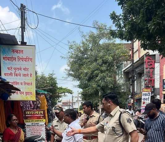राजनांदगांव: आयुक्त मरकाम एवं यातायात के डीएसपी वाजपेयी ने निगम व यातायात अमला के साथ बाजार क्षेत्र में किया पैदल भ्रमण…