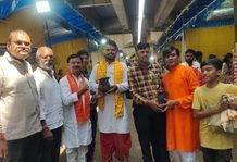 राजनांदगांव: गणेश प्रतिमा लेने पहुंचे श्रद्धालुओं को बांटे निःशुल्क पौधे, पर्यावरण संरक्षण का दिया संदेश…