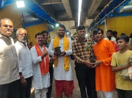 राजनांदगांव: गणेश प्रतिमा लेने पहुंचे श्रद्धालुओं को बांटे निःशुल्क पौधे, पर्यावरण संरक्षण का दिया संदेश…