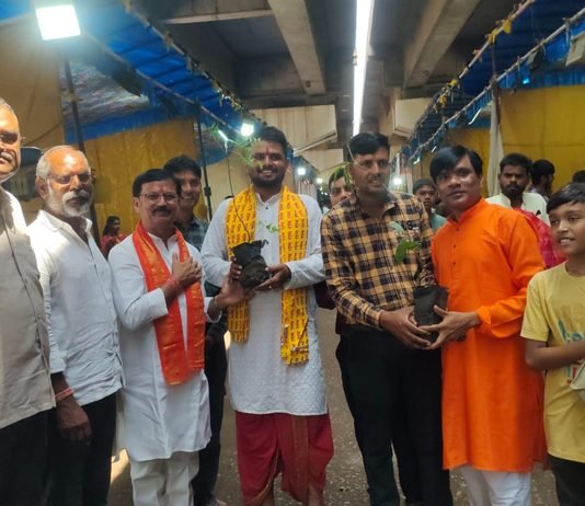 राजनांदगांव: गणेश प्रतिमा लेने पहुंचे श्रद्धालुओं को बांटे निःशुल्क पौधे, पर्यावरण संरक्षण का दिया संदेश…
