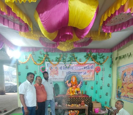 राजनांदगांव: विश्वकर्मा जयंती पर टाकाघर में भगवान विश्वकर्मा की प्रतिमा स्थापित कर की गई पूजा अर्चना…
