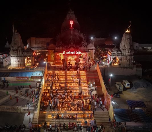 राजनांदगांव: डोंगरगढ़ में 51 हजार से अधिक दीप प्रज्वलित कर प्रधानमंत्री नरेन्द्र मोदी की 25 वर्षों की सार्वजनिक सेवा यात्रा को किया स्मरण…