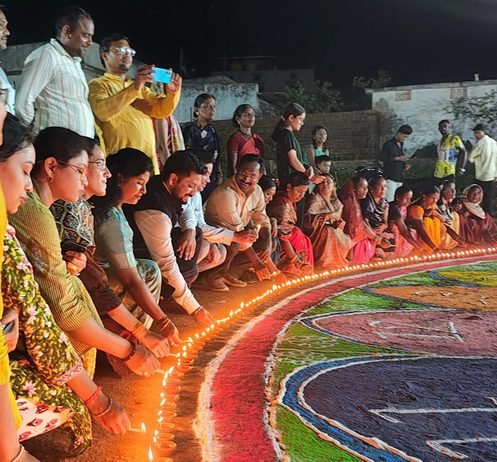 राजनांदगांव: सेवा यात्रा को समर्पित दीपों से रोशन हुए गांव और शहर,प्रधानमंत्री नरेन्द्र मोदी के 25 वर्षों की सेवा यात्रा को समर्पित रहा दीप प्रज्वलन कार्यक्रम…