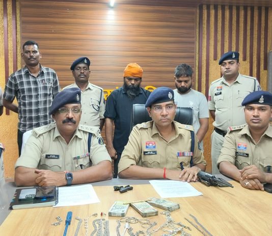 राजनांदगांव : घर सूना होने की खबर देकर बुलाया साथी, दिनदहाड़े लाखों की चोरी का पुलिस ने किया पर्दाफाश…