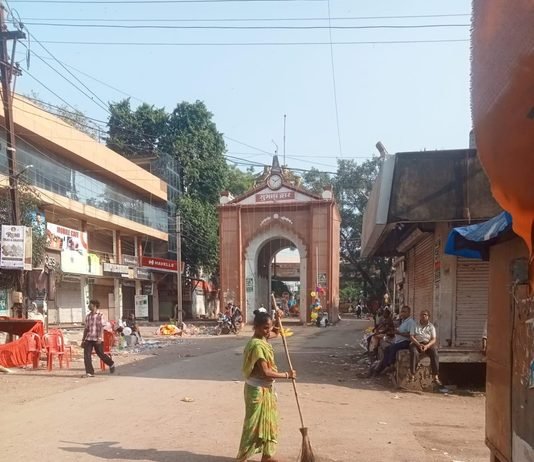 गणेश विसर्जन के बाद निगम का अमला जुटा साफ सफाई में,स्वच्छता कमाण्डो एवं स्वास्थ्य कर्मी शहर में फैले कचरे एवं विसर्जन कुंड की किये सफाई…