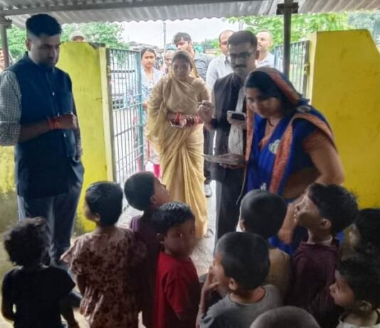 राजनांदगांव: कलेक्टर ने ग्राम आलीखूटा में आंगनबाड़ी केंद्र एवं विकास कार्यों का किया निरीक्षण…