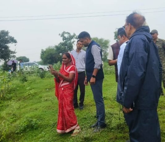 राजनांदगांव: कलेक्टर ने ग्राम भर्रेगांव में विभिन्न योजनाओं एवं संस्थाओं का किया निरीक्षण…