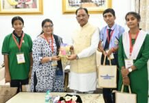 रायपुर : राष्ट्रपति से भेंट कर लौटे प्रतिभावान विद्यार्थियों ने मुख्यमंत्री विष्णु देव साय से की सौजन्य मुलाकात…