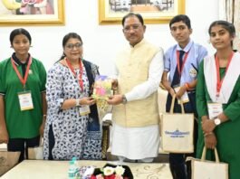 रायपुर : राष्ट्रपति से भेंट कर लौटे प्रतिभावान विद्यार्थियों ने मुख्यमंत्री विष्णु देव साय से की सौजन्य मुलाकात…