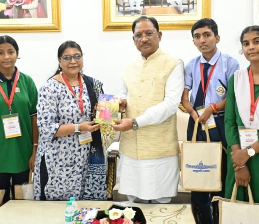 रायपुर : राष्ट्रपति से भेंट कर लौटे प्रतिभावान विद्यार्थियों ने मुख्यमंत्री विष्णु देव साय से की सौजन्य मुलाकात…