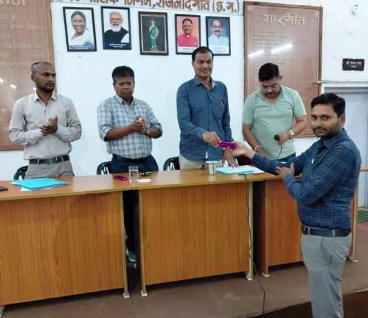 राजनांदगांव: राजस्व विभाग की समीक्षा बैठक में इस माह 10 दिन मेें 5 लाख से अधिक वसूली के लिए महापौर एवं आयुक्त ने राजस्व प्रभारियो को किया पुरूस्कृत…