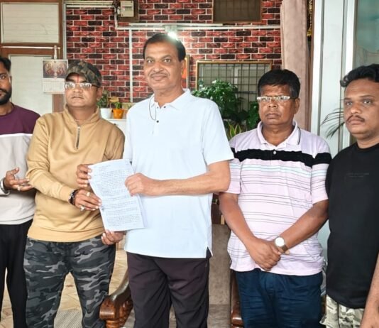राजनांदगांव:चिखली वार्ड में व्याप्त समस्याओ की शिकायत लेकर महापौर के घर पहुॅचे वार्डवासी…