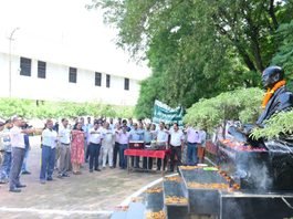 राजनांदगांव : अपर कलेक्टर ने राष्ट्रपिता महात्मा गांधी की प्रतिमा पर माल्यार्पण कर किया नमन…