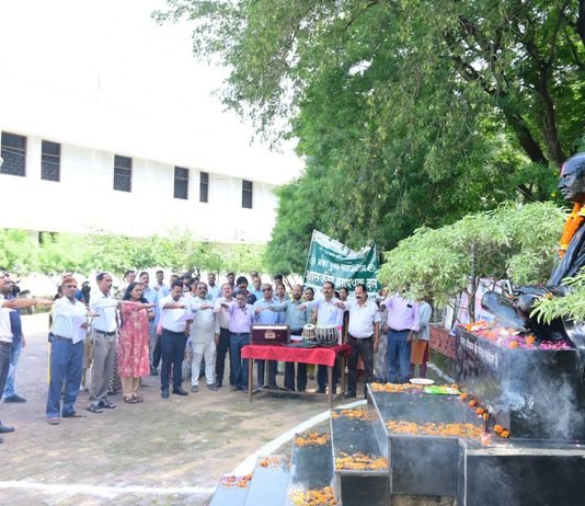 राजनांदगांव : अपर कलेक्टर ने राष्ट्रपिता महात्मा गांधी की प्रतिमा पर माल्यार्पण कर किया नमन…