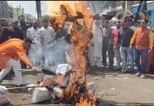 राजनांदगांव: चिखली-शांतिनगर में फूटा जनआक्रोश, चक्काजाम कर तीन पार्षदों के पुतले फूंके, सड़क, नशा और अधूरे अंडरब्रिज को लेकर नागरिकों का प्रदर्शन…