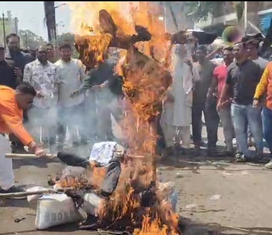 राजनांदगांव: चिखली-शांतिनगर में फूटा जनआक्रोश, चक्काजाम कर तीन पार्षदों के पुतले फूंके, सड़क, नशा और अधूरे अंडरब्रिज को लेकर नागरिकों का प्रदर्शन…