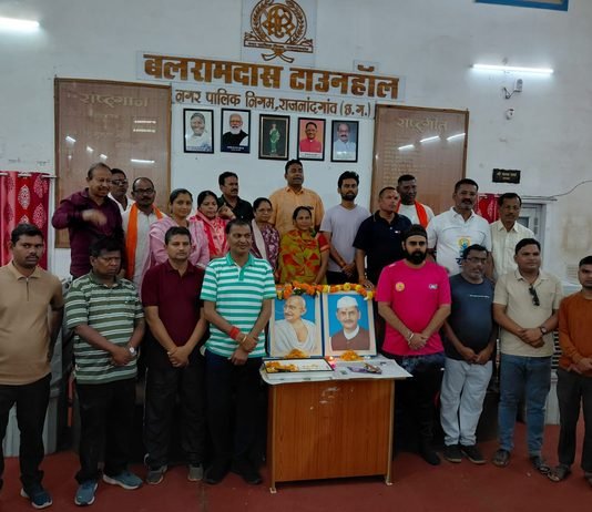 महापौर ने गांधी एवं शास्त्री के तैल चित्र पर माल्यापर्ण कर उनके योगदानों को किया याद…