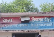 ड्राई डे पर थाना से महज 100 मीटर दूर 53 पौवा शराब! पुलिस कार्रवाई ने खड़े किए कई सवाल…