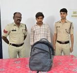 गठुला पुल के पास गांजा बेचने ग्राहक तलाश रहा आदतन अपराधी गिरफ्तार, 1.913 किलो गांजा जब्त…