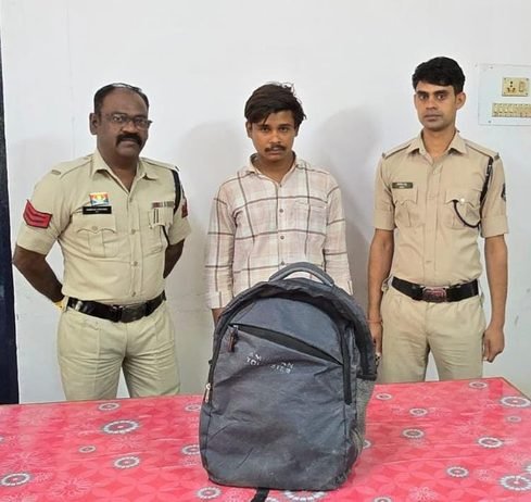गठुला पुल के पास गांजा बेचने ग्राहक तलाश रहा आदतन अपराधी गिरफ्तार, 1.913 किलो गांजा जब्त…
