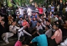 राजनांदगांव: गौरीनगर में गोवंश का कटा सिर मिलने पर बवाल, हिंदू संगठनों ने कोतवाली का किया घेराव…