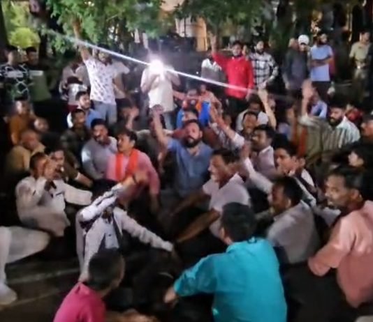 राजनांदगांव: गौरीनगर में गोवंश का कटा सिर मिलने पर बवाल, हिंदू संगठनों ने कोतवाली का किया घेराव…