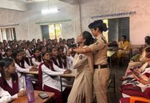 राजनांदगांव: रक्षा टीम ने विद्यार्थियों को महिला सुरक्षा, साइबर अपराध और यातायात नियमों के प्रति किया जागरूक…
