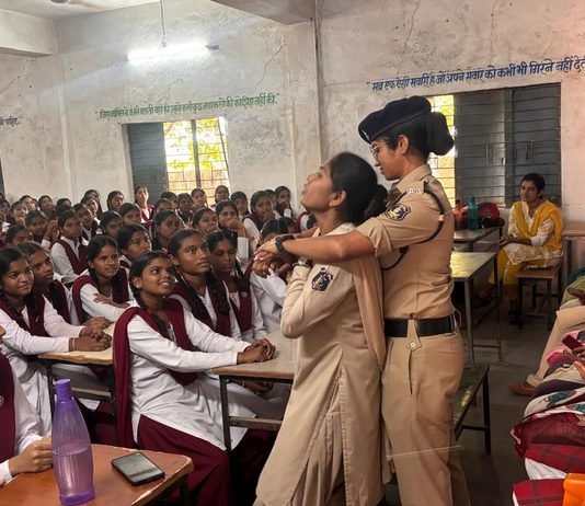 राजनांदगांव: रक्षा टीम ने विद्यार्थियों को महिला सुरक्षा, साइबर अपराध और यातायात नियमों के प्रति किया जागरूक…