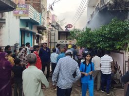 राजनांदगांव: नंदई रोड पर कॉटन सेंटर में लगी भीषण आग, महिला झुलसी, एम्बुलेंस से अस्पताल पहुंचाया…