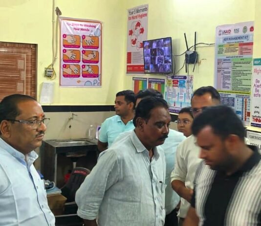 राजनांदगांव: संयुक्त संचालक डॉ. केके नाग तथा सीएमएचओ डॉ. नेतराम नवरतन ने सामुदायिक स्वास्थ्य केन्द्र डोंगरगांव एवं डोंगरगढ़ का किया निरीक्षण…