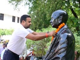 राजनांदगांव: अपर कलेक्टर ने राष्ट्रपिता महात्मा गांधी की प्रतिमा पर माल्यार्पण कर किया नमन…